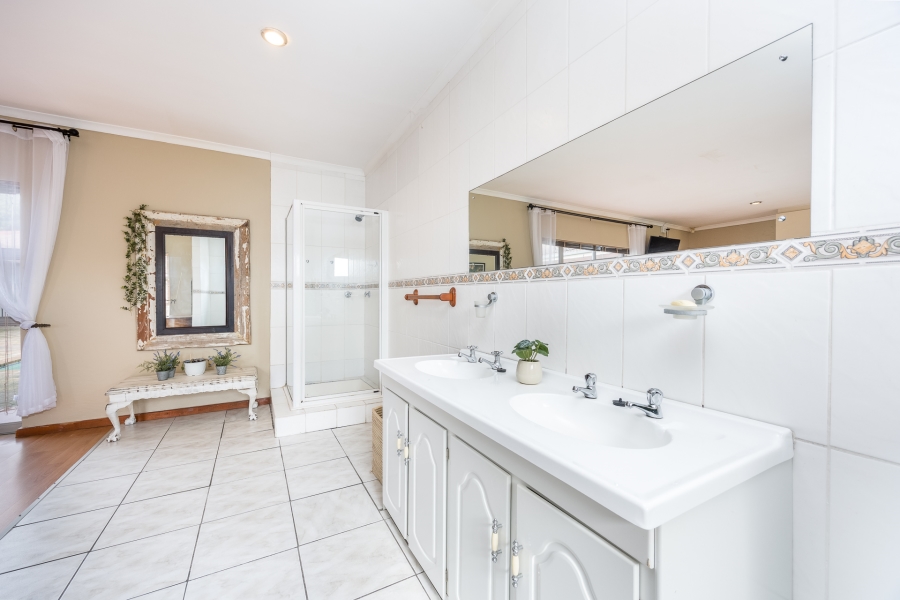 6 Bedroom Property for Sale in Elim Western Cape